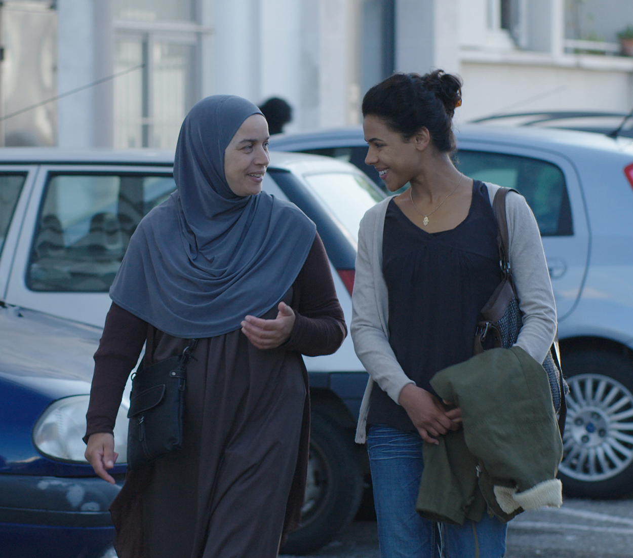 Fatima et Nesrine marchent dans la rue.