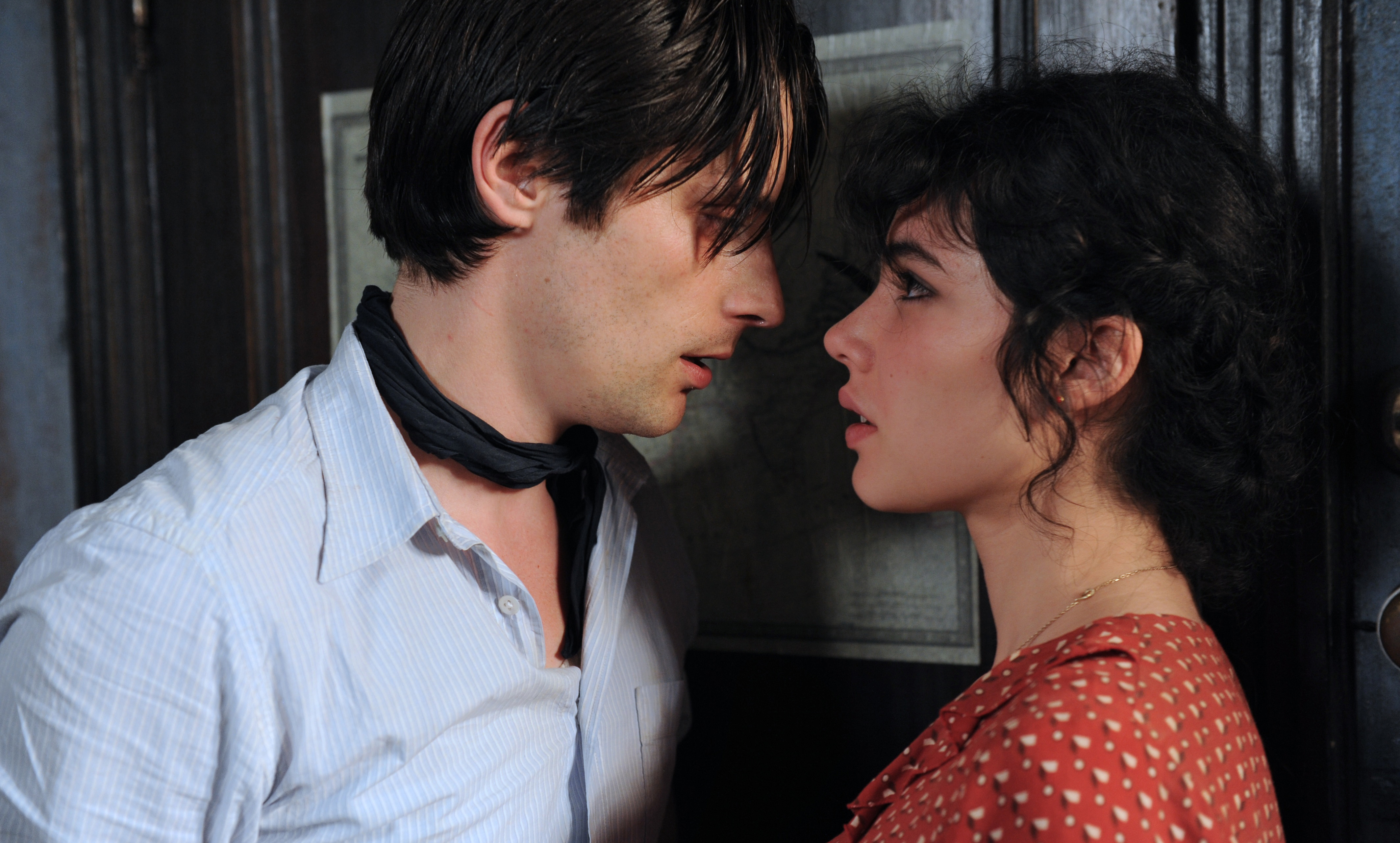Marius et Fanny sur le point de s'embrasser