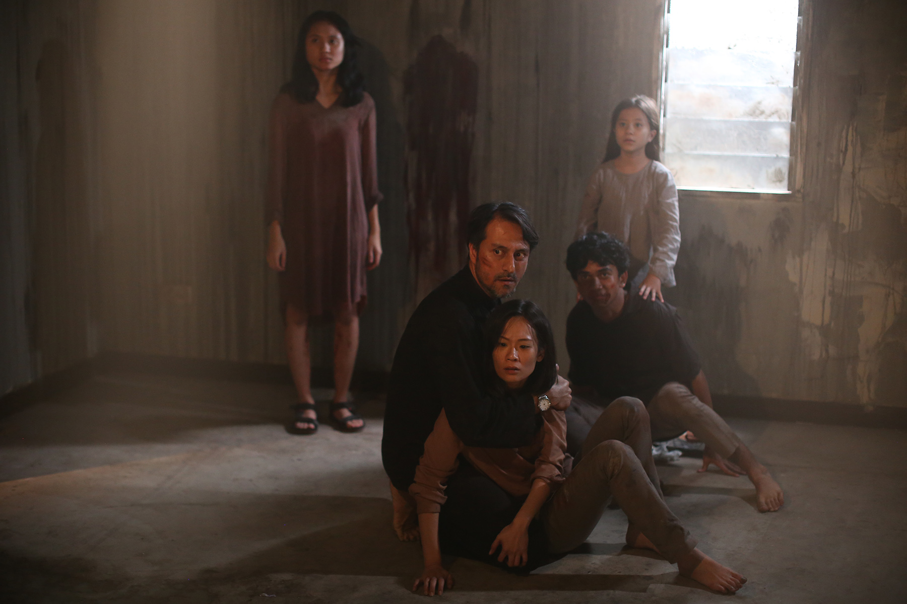 (L-R) Ah Boy (Arnie Shasha), Norman (Bront Palarae), Anna (Amanda Ang), Iqbal (Idan Aedan), llya (Angelica Petra) in Blood Flower - Photo Credit: Shudder