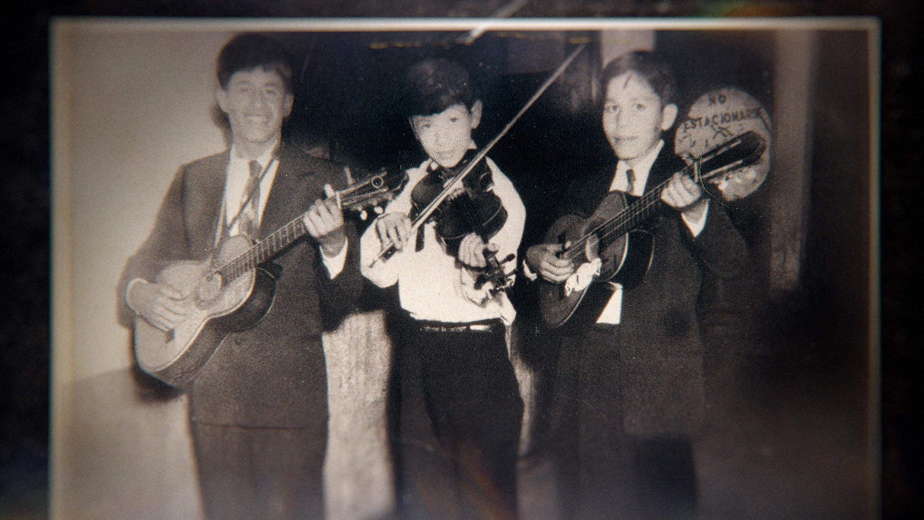 Carlos - Un récit sans relief - Jeune Carlos avec des violons et des amis