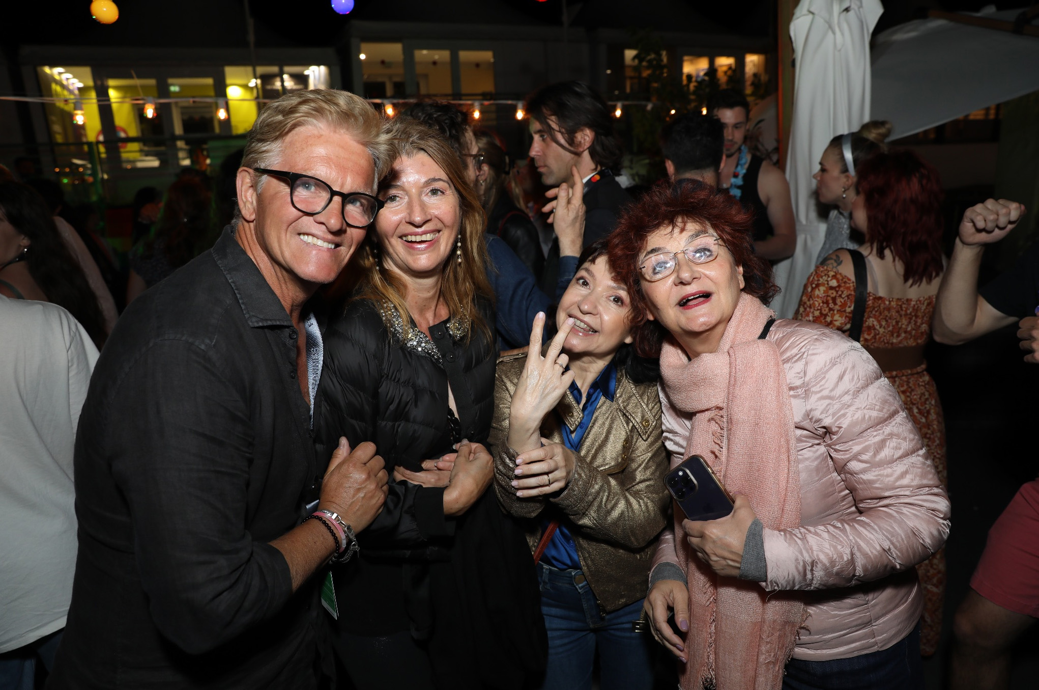 Laurent-Armand Lachance (directeur des événements spéciaux) avec les délégués du marché à la Queer Night 2024. Photo gracieuseté d'AmPav