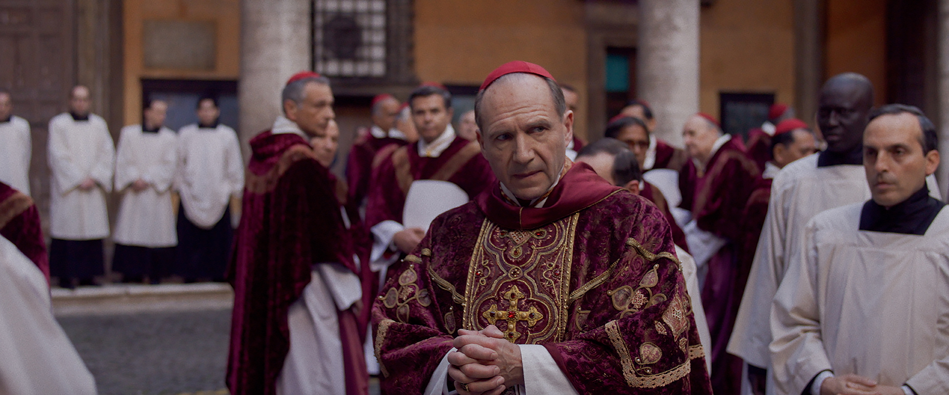 Cardinal Lawrence (Ralph Fiennes) | Crédit : Courtoisie de Focus Features. © 2024 All Rights Reserved