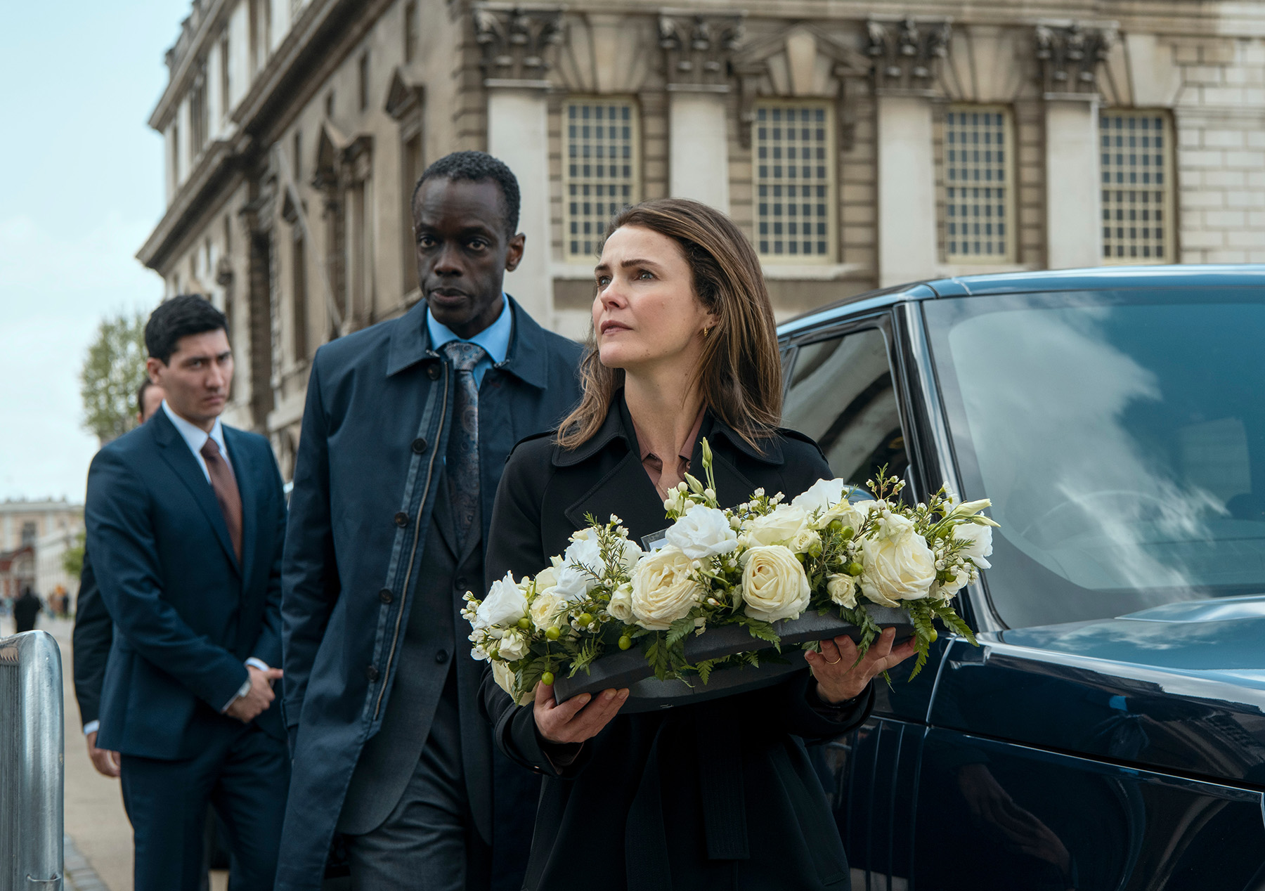 Martin (Kenichiro Thomson), Stuart Heyford (Ato Essandoh) et Kate Wyler (Keri Russell) - Crédit photo Alex Bailey/Netflix © 2023