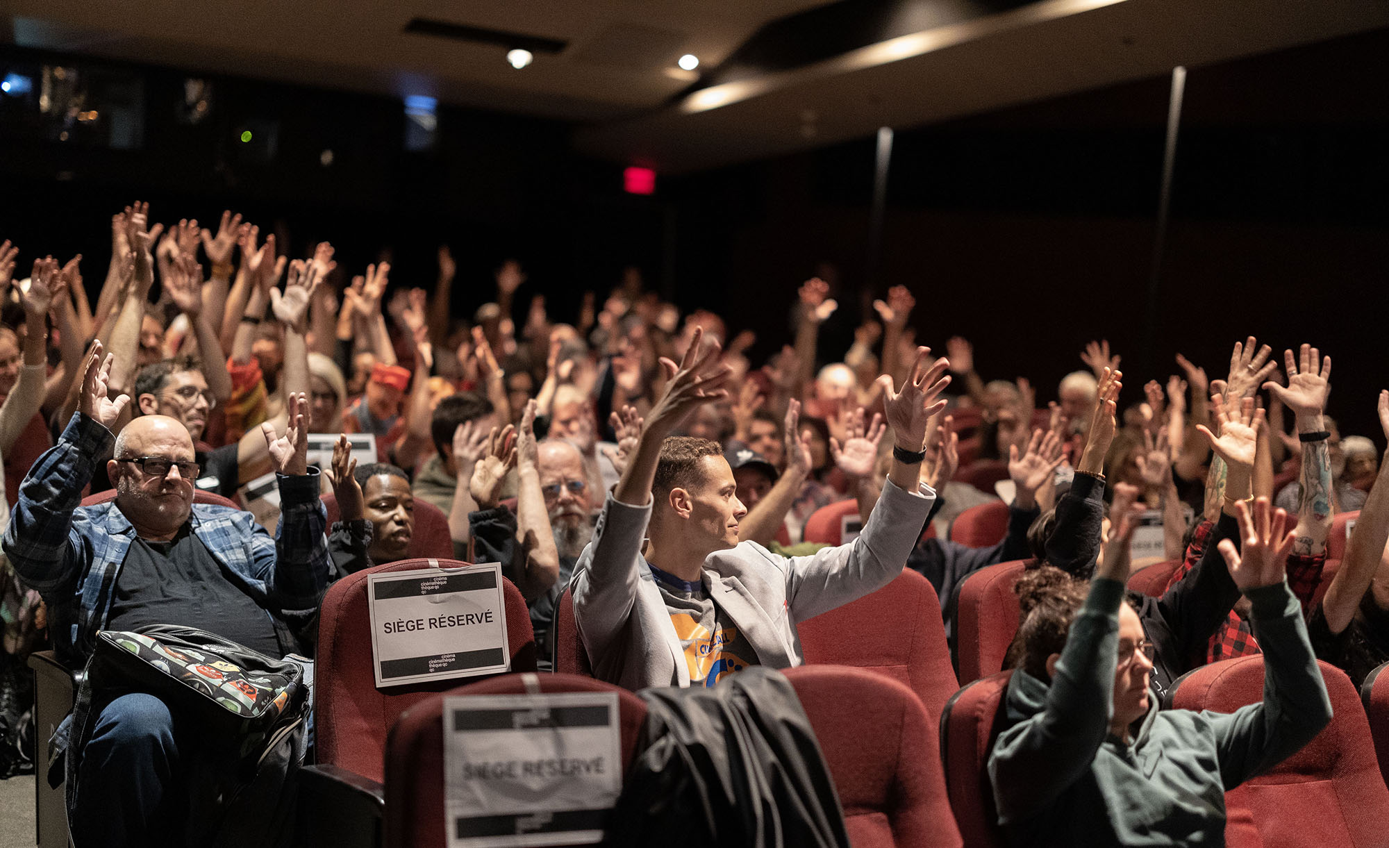 La foule qui applaudit les cinéastes - Crédit photo: Maryse Boyce