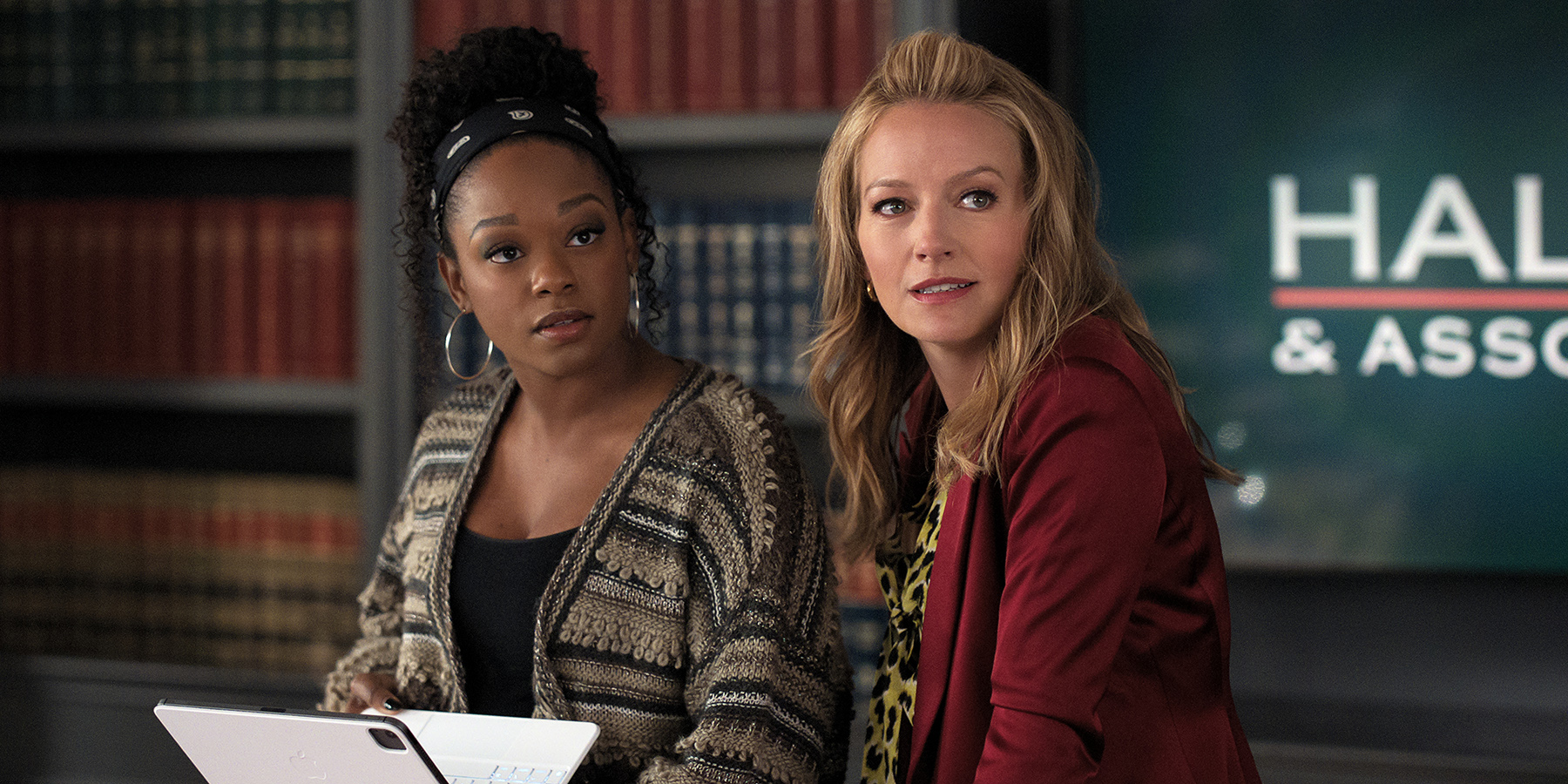 Izzy (Jazz Raycole) et Lorna Crane (Becki Newton) - Courtoisie de Netflix © 2024