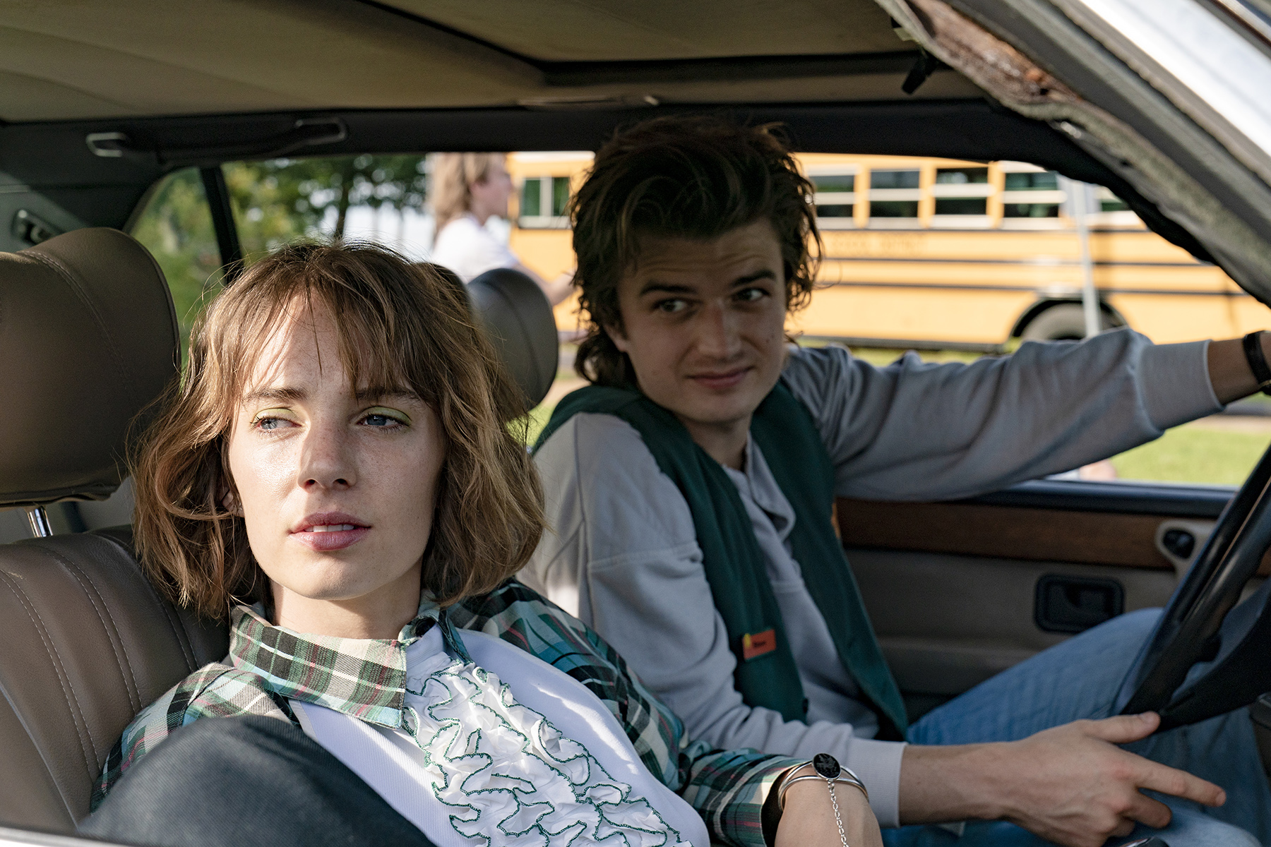 STRANGER THINGS. (De gauche à droite) Maya Hawke dans le rôle de Robin Buckley et Joe Keery dans le rôle de Steve Harrington dans STRANGER THINGS. Crédit photo : Steve Dietl/Netflix © 2022