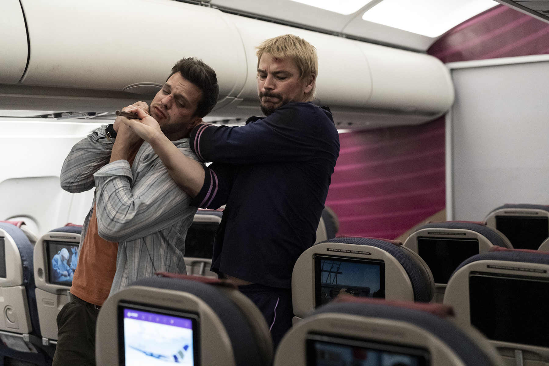 Un mercenaire se charge d'éliminer une cible de grande valeur lors d'un vol en avion, mais lorsqu'un assaut d'assassins rivaux s'abat sur eux deux, il se rend compte qu'ils doivent faire équipe pour survivre.