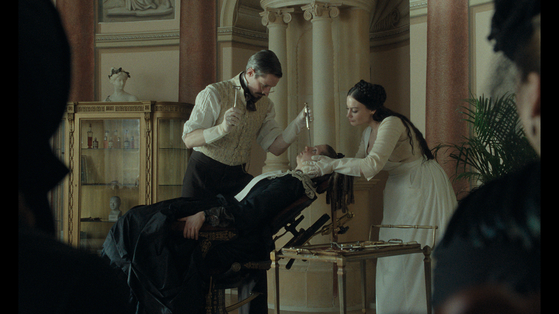 THE UGLY STEPSISTER - Still - Elvira (Lea Myren) se fait opérer