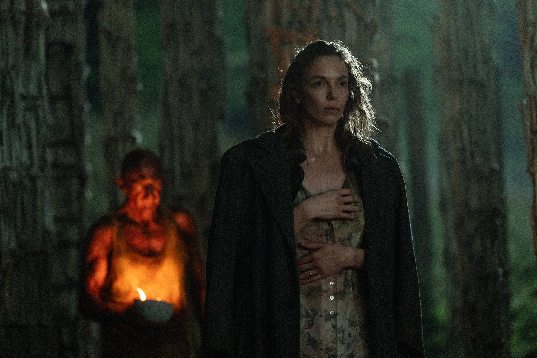 Dr. Kelson (Ralph Fiennes) and Isla (Jodie Comer) in Columbia Pictures' 28 YEARS LATER.