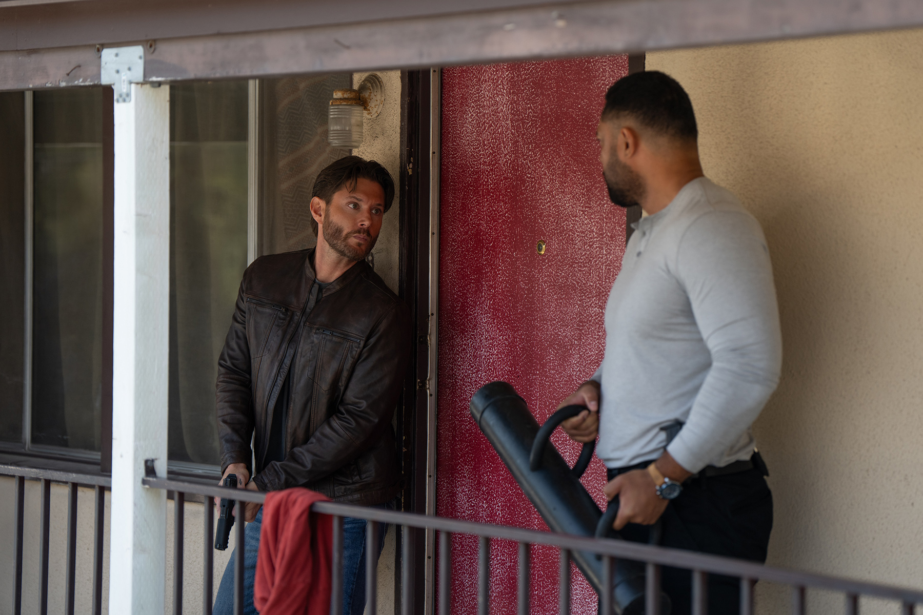 Mark Meachum (Jensen Ackles) et Luke Finau (Uli Latukefu) dans COUNTDOWN  Photo : ELIZABETH MORRIS  © AMAZON CONTENT SERVICES LLC