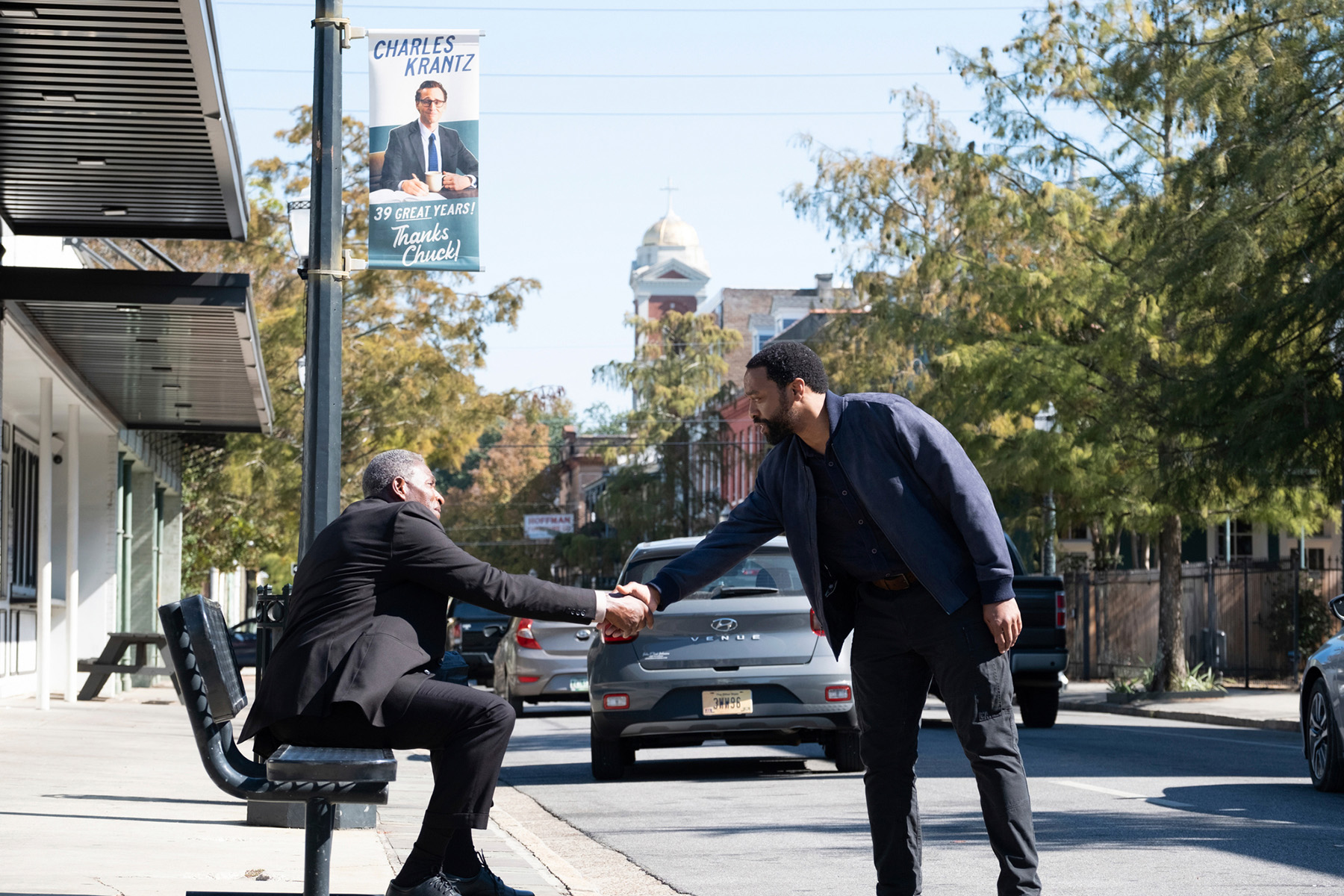 THE LIFE OF CHUCK - Carl Lumbly_Chiwetel Ejiofor - Au revoir Chuck