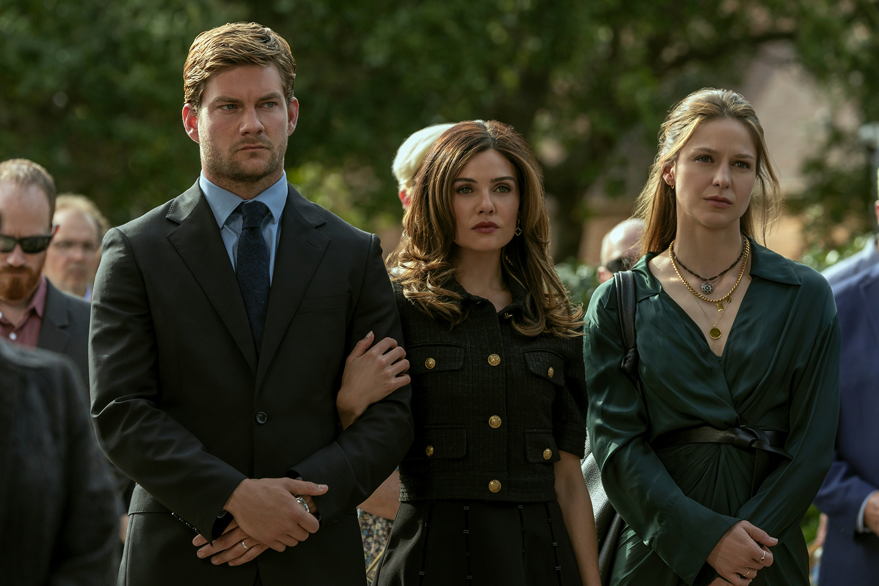 The Waterfront. (L to R) Jake Weary as Cane Buckley, Danielle Campbell as Peyton, Melissa Benoist as Bree Buckley in episode 104 of The Waterfront. Cr. Dana Hawley/Netflix © 2025