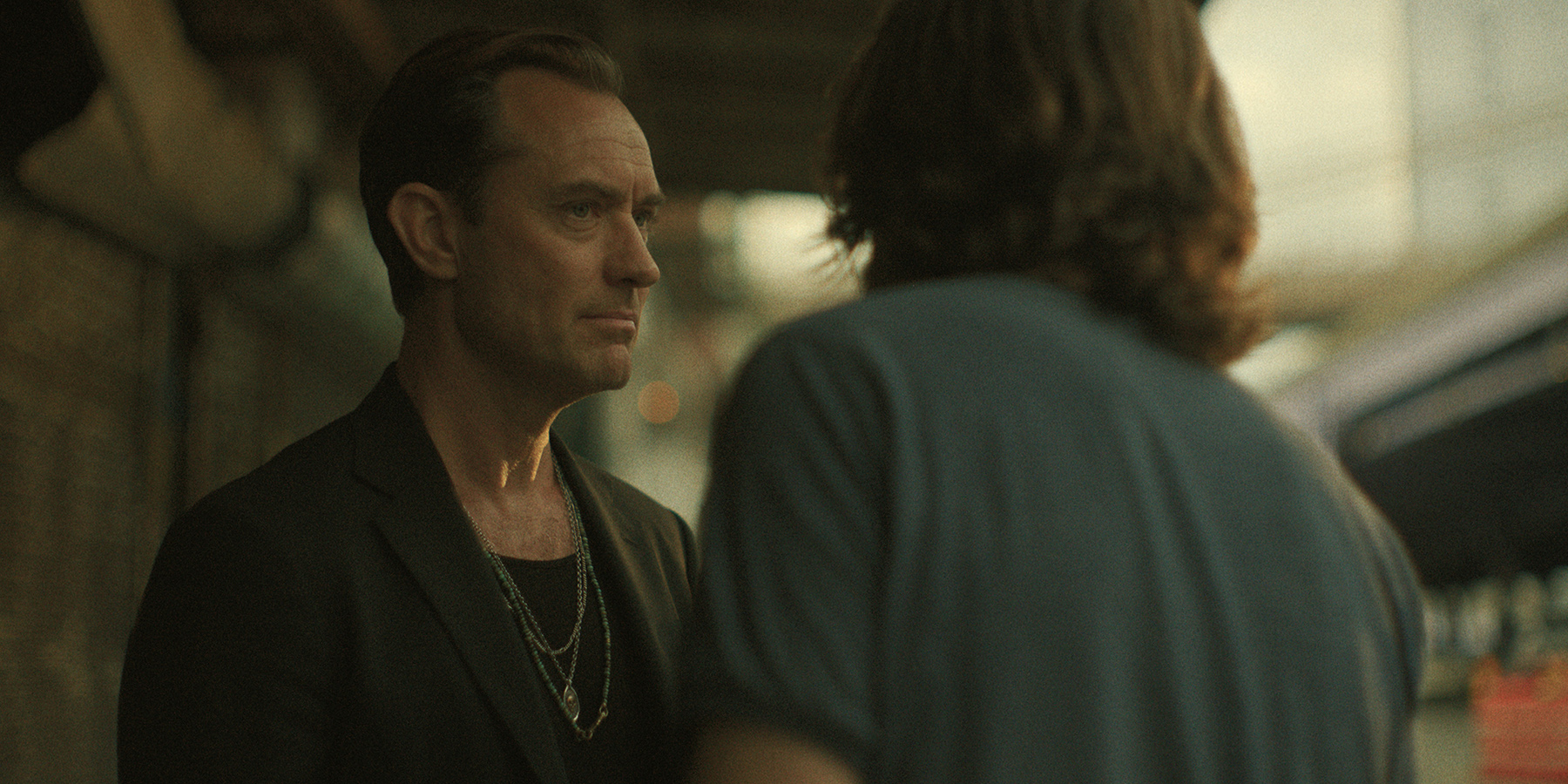 Jude Law dans le rôle de Jake dans l'épisode 104 de Black Rabbit. Avec l'aimable autorisation de Netflix © 2025