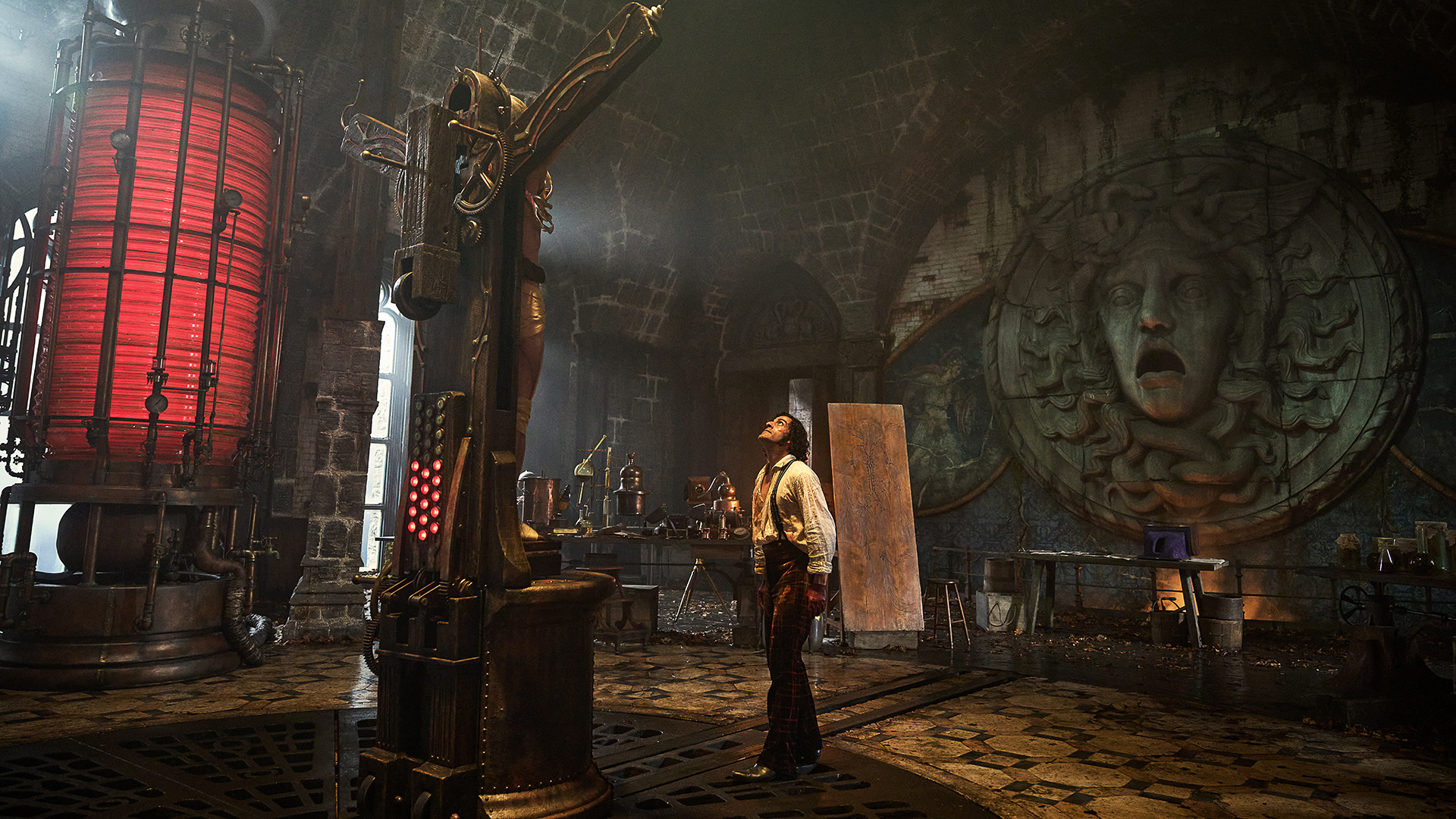 Frankenstein. Oscar Issac as Victor Frankenstein in Frankenstein . Cr. Ken Woroner/Netflix © 2025.