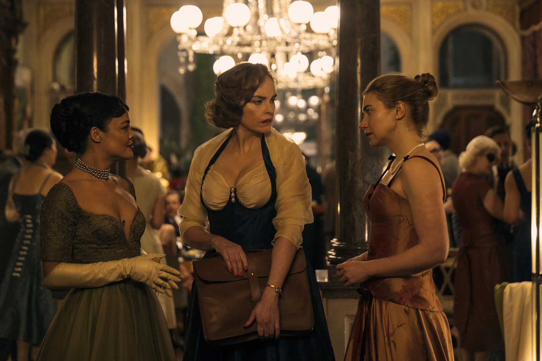 Hedda Gabler (Tessa Thompson), Eileen Lovborg (Nina Hoss), Thea Clifton (Imogen Poots) 