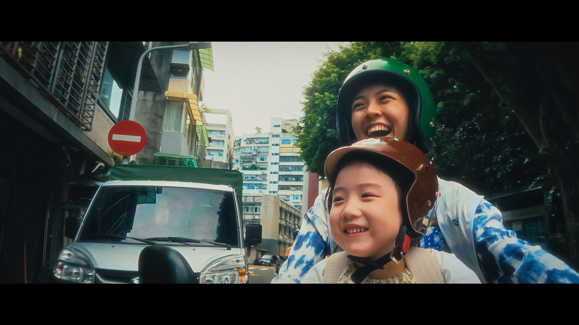 Left-Handed Girl. (L-R) Nina Ye as I-Jing and Shih-Yuan Ma as I-Ann in Left-Handed Girl. Cr. LEFT-HANDED GIRL FILM PRODUCTION CO, LTD © 2025.