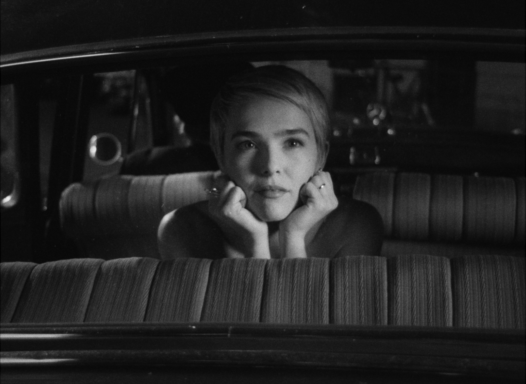 Nouvelle Vague. Zoey Deutch as Jean Seberg in Nouvelle Vague. Cr. Courtesy of Netflix