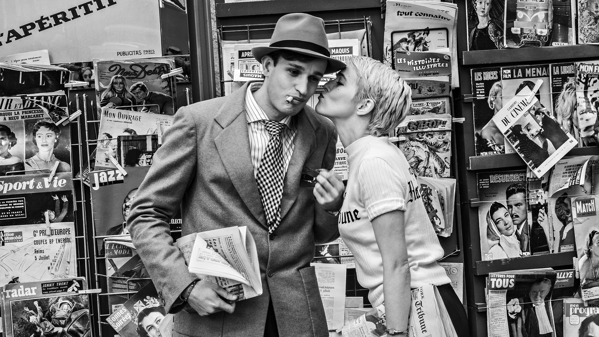 Nouvelle Vague. (L-R) Aubry Dullin as Jean-paul Belmondo and Zoey Deutch as Jean Seberg in Nouvelle Vague. Cr. Jean-Louis Fernandez/Courtesy of Netflix