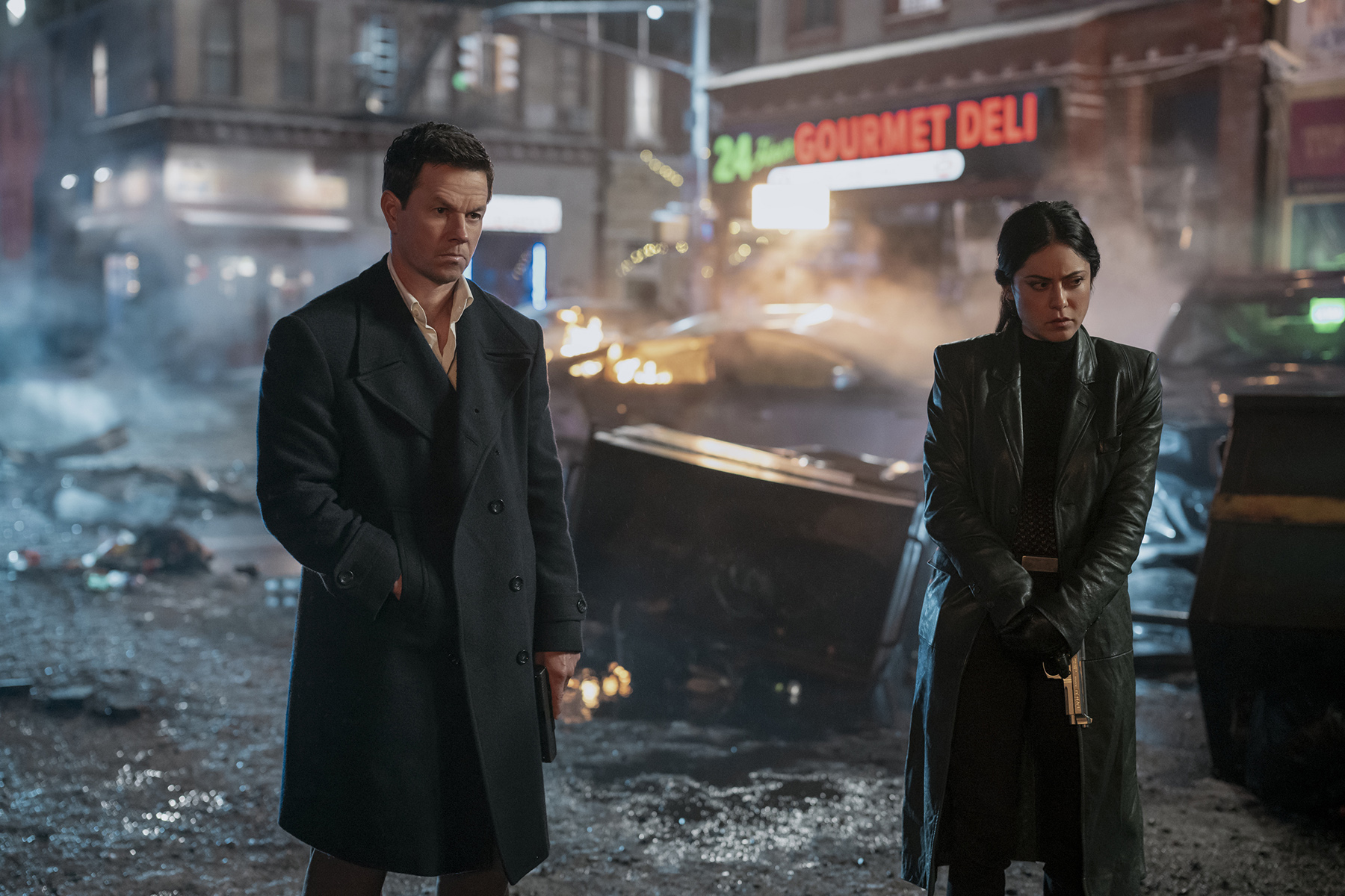 Parker (Mark Wahlberg) et Zen (Rosa Salazar) | Crédit photo : Jasin Boland / Prime © Amazon Content Services LLC