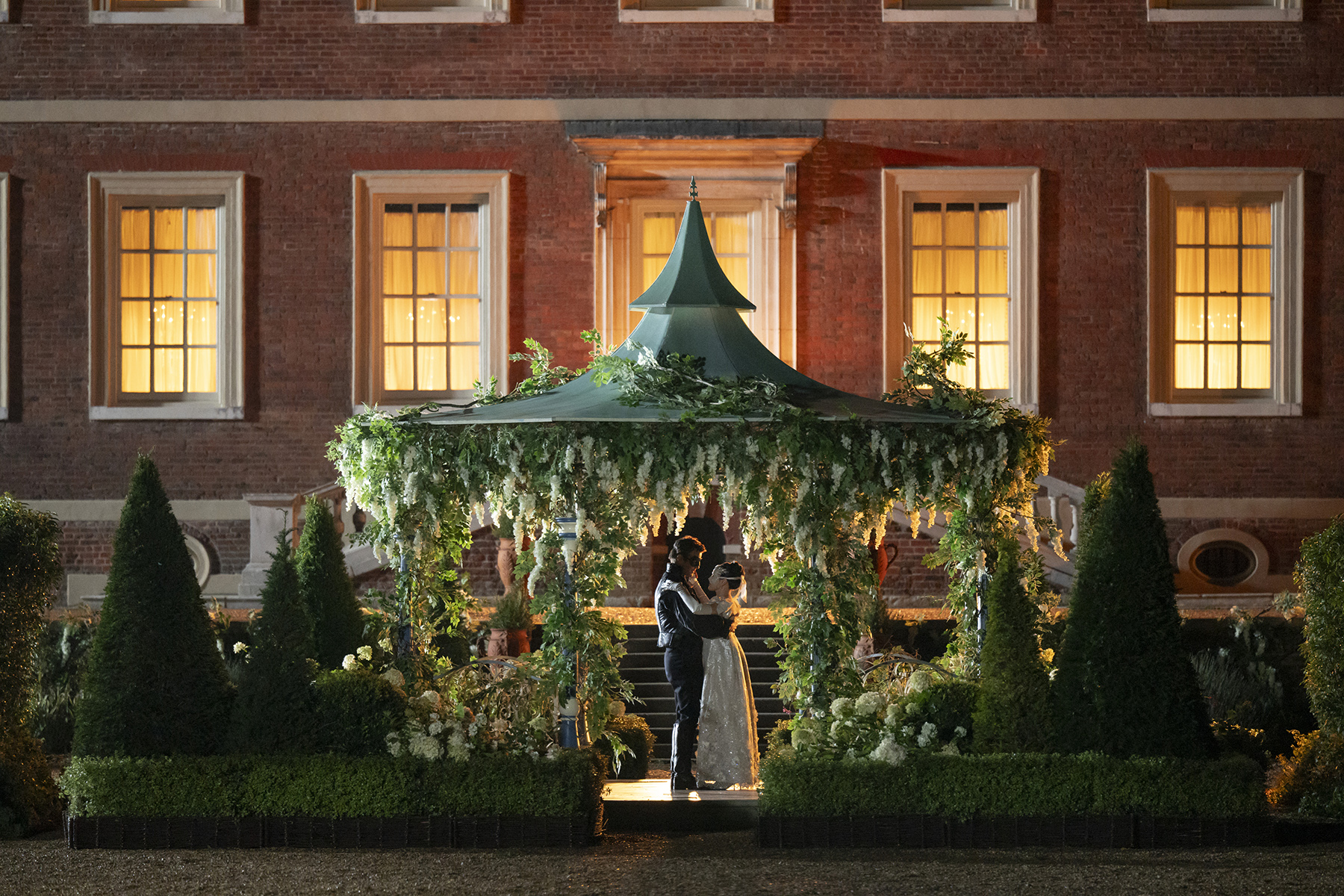 Bridgerton. (L to R) Luke Thompson as Benedict Bridgerton, Yerin Ha as Sophie Baek in episode 401 of Bridgerton. Cr. Liam Daniel/Netflix © 2025