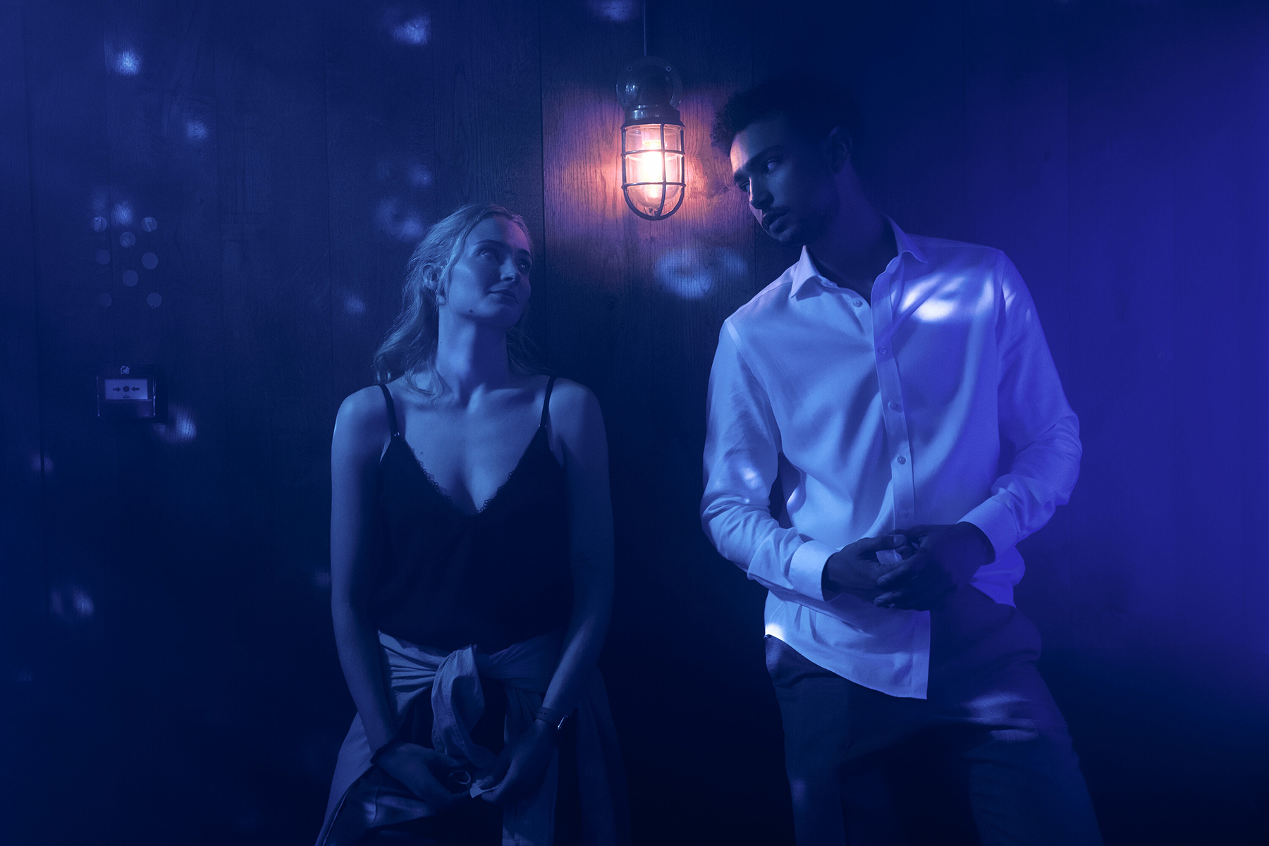 Zara (Sophie Turner), Luke (Archie Madekwe) in STEAL. Ludovic Robert/Prime © Amazon Content Services LLC