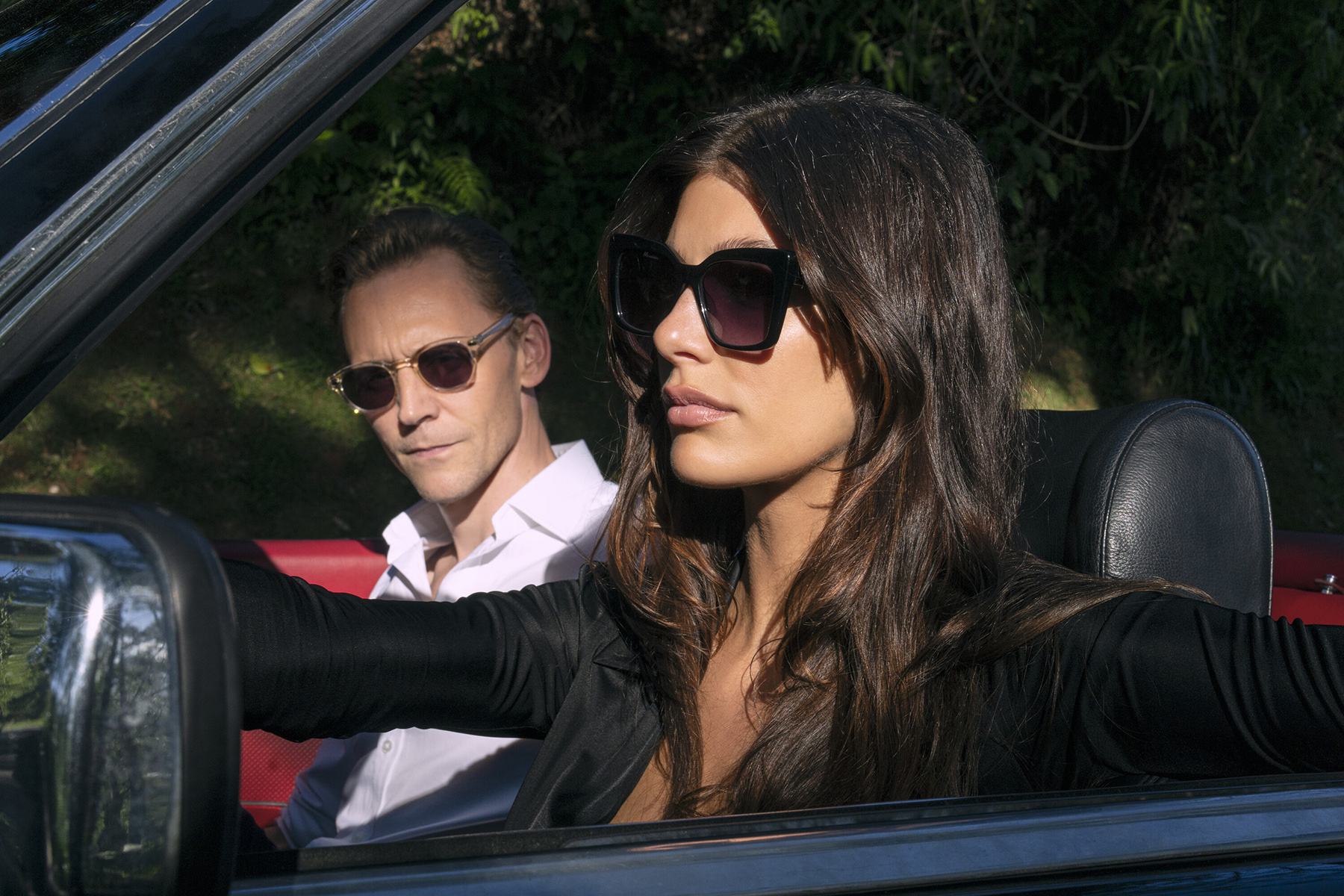 Tom Hiddleston as Jonathan Pine, Camila Morrone as Roxana