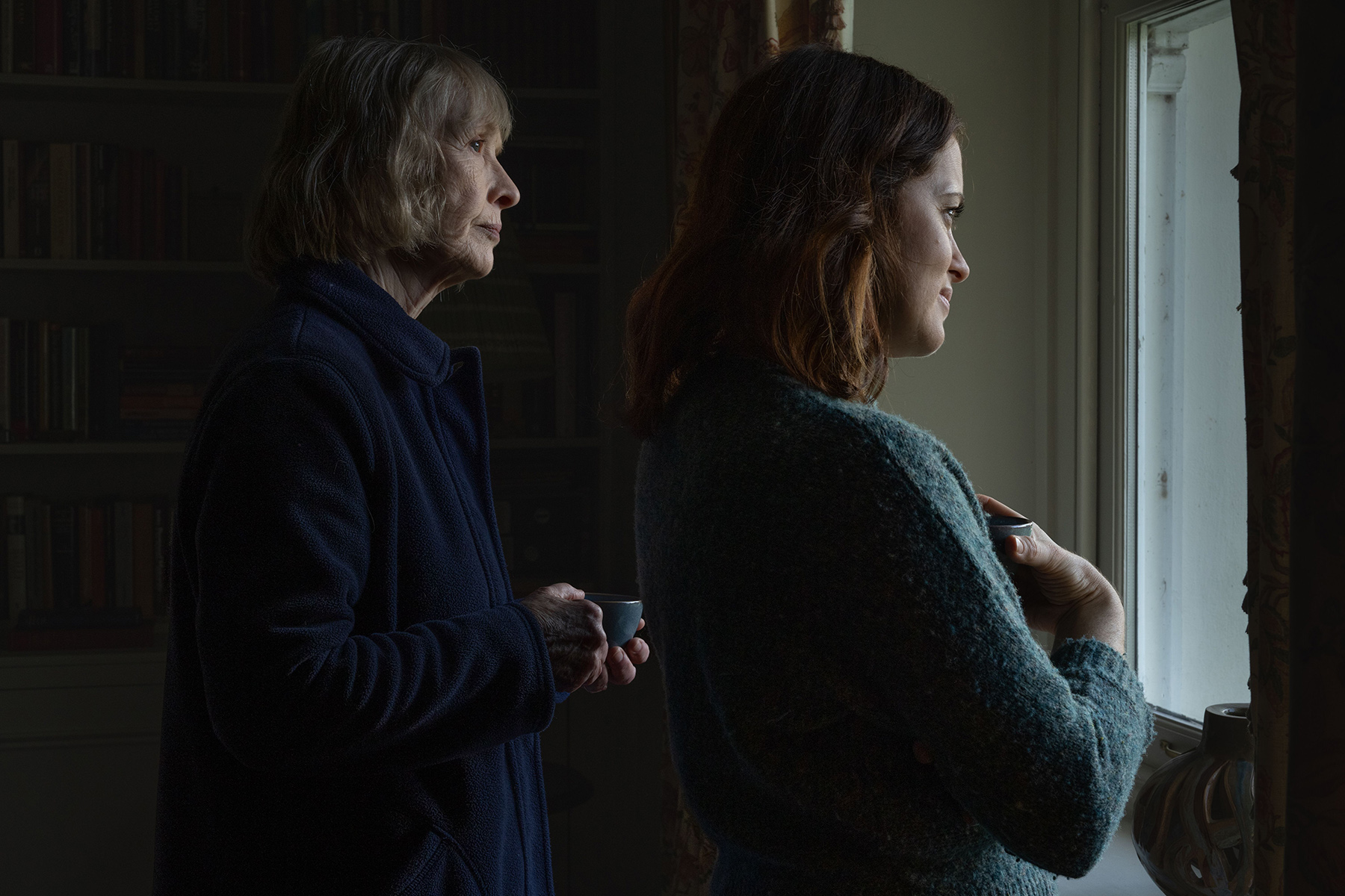 H is for Hawk - Le passe temps - Lindsay Duncan and Claire Foy - Courtesy of Roadside Attractions