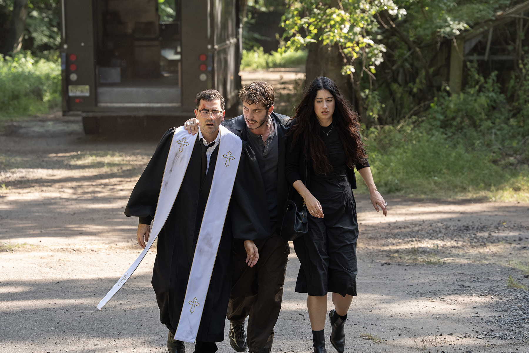 BIG MISTAKES. (L to R) Dan Levy as Nicky, Boran Kuzum as Yusuf, and Taylor Ortega as Morgan in Episode 102 of BIG MISTAKES. Cr. Spencer Pazer/Netflix © 2025