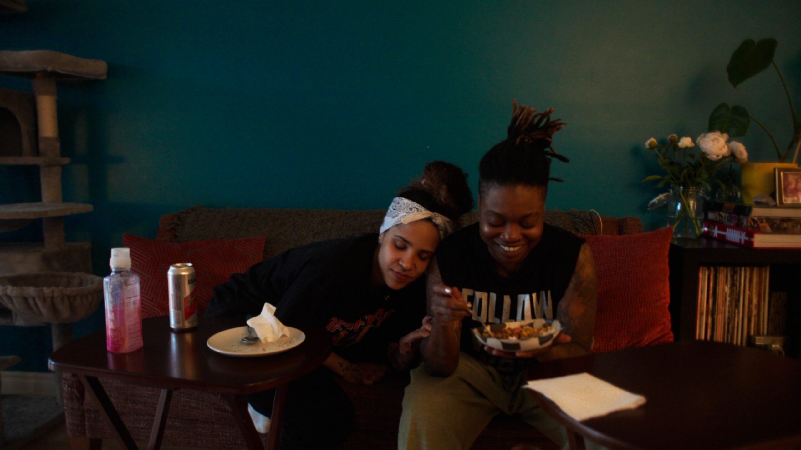 Nevaeh est chez elle avec sa conjointe. elles partagent un moment d'intimité après leur dîner