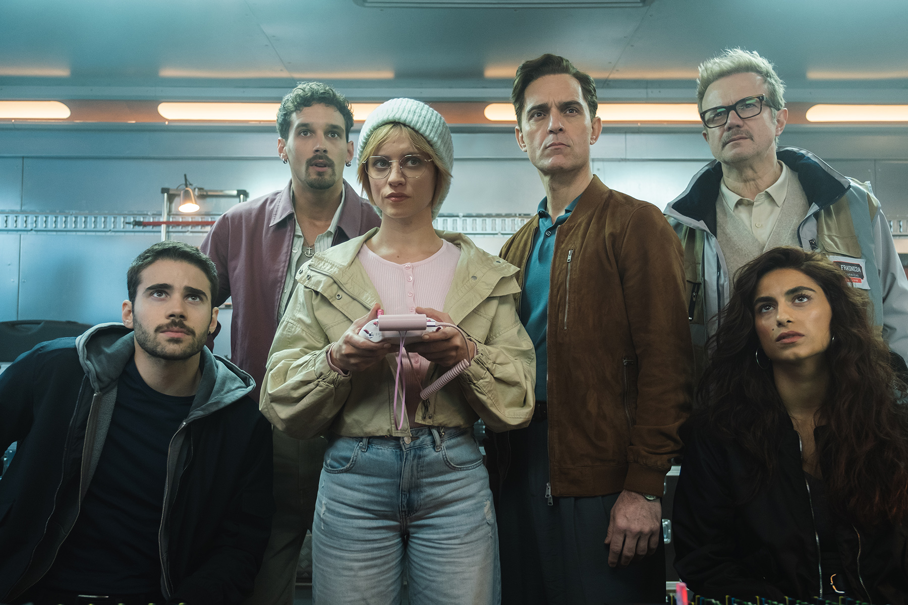 BLUE MONKEYS II. Julio Peña as Roi, Joel Sánchez as Bruce, Michelle Jenner as Keila, Pedro Alonso as Berlín, Tristán Ulloa as Damián, Begoña Vargas as Cameron in episode 02 of BLUE MONKEYS II. Cr. Felipe Hernández/Netflix © 2025