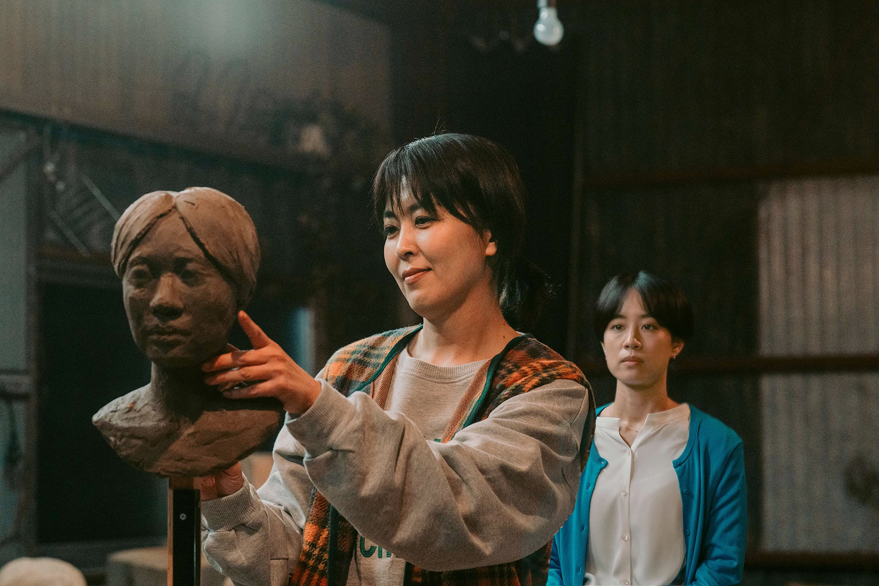 Yoriko (Takako Matsu), prend Yuri (Shizuka Ishibashi) pour modèle