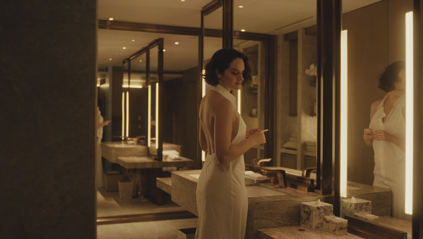Emmanuelle (Noémie Merlant)